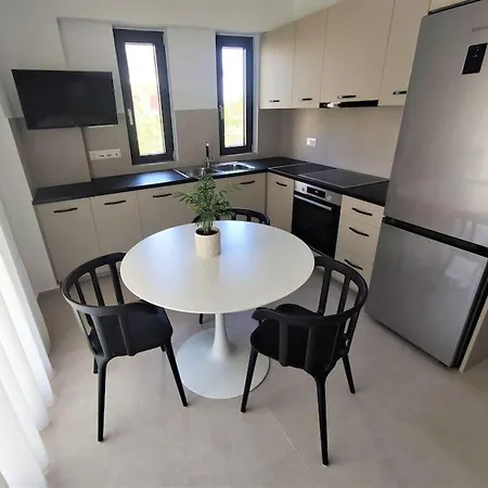 Brand New Next To The Beach, Peaceful Square, Garden View * העיירה רתימנו